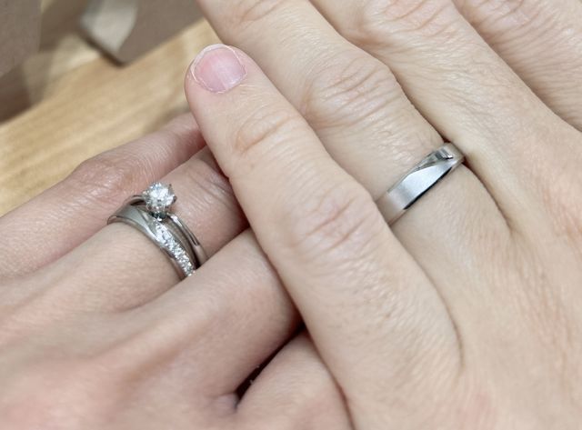 婚約指輪を重ね付け