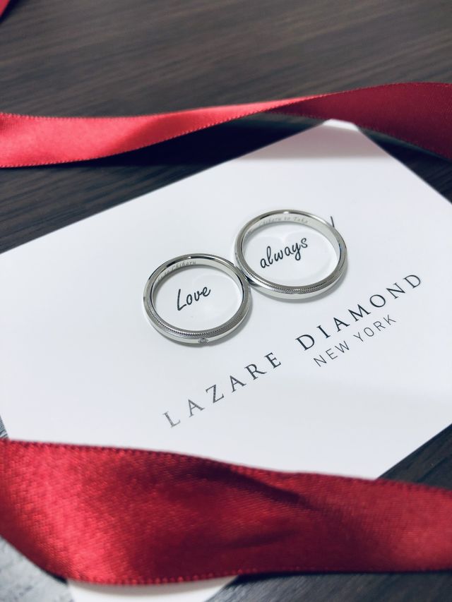 縁に溝があるデザインです。