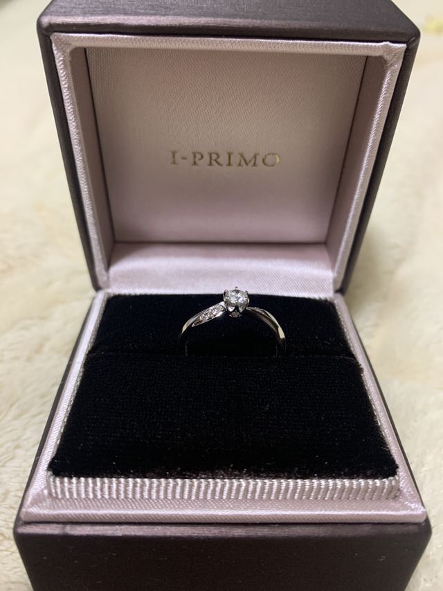ボックスを開けた瞬間の婚約指輪。