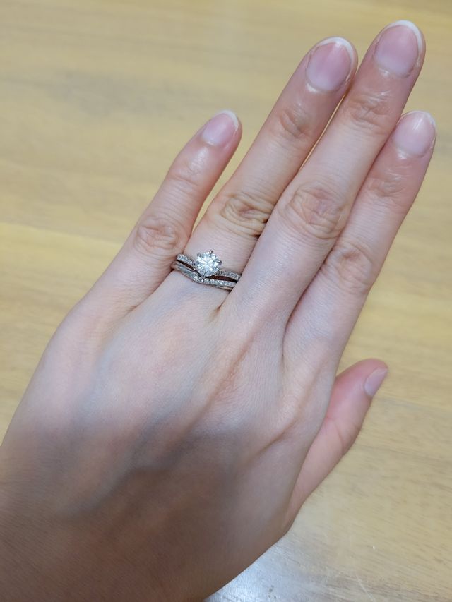 セットリングの結婚指輪と一緒に撮影