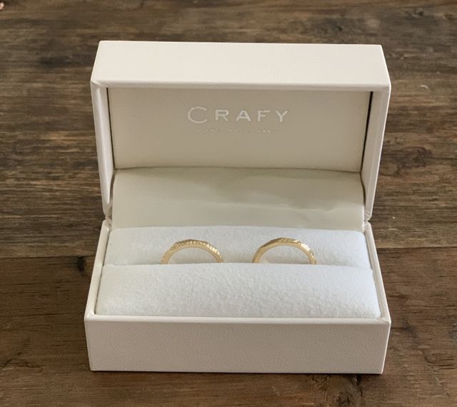 ヤスリ跡を残した鏡面仕上げの指輪。内側に宝石を嵌め込み。