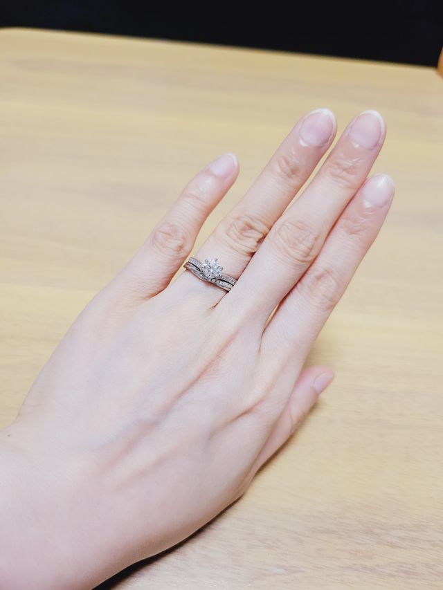 セットリングの婚約指輪と一緒に撮影