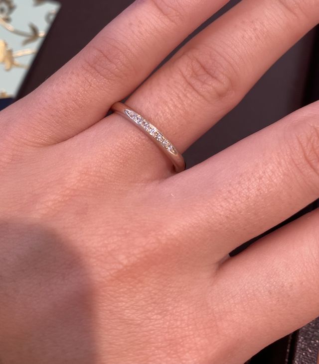 細身のリングかつ木目が現れているのが絶妙です。