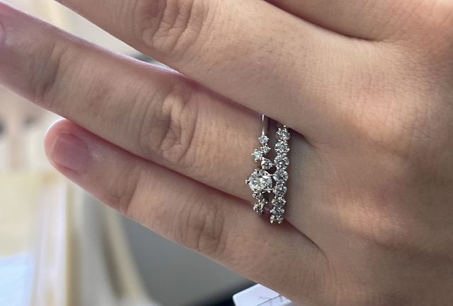 星が並んでいるようなデザインで素敵でした。（婚約指輪のみ）