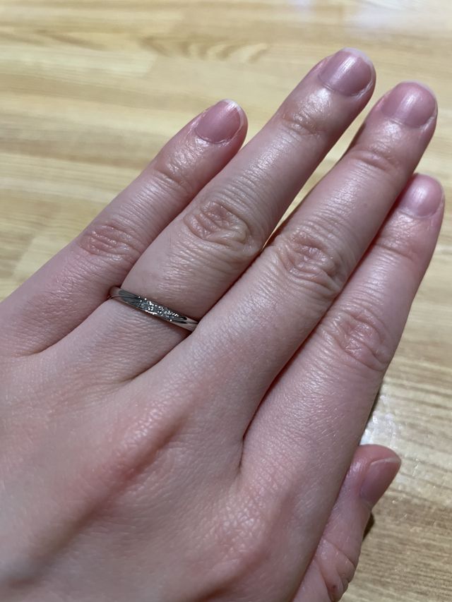 三つのダイヤが控えめに輝いて素敵なデザインです。