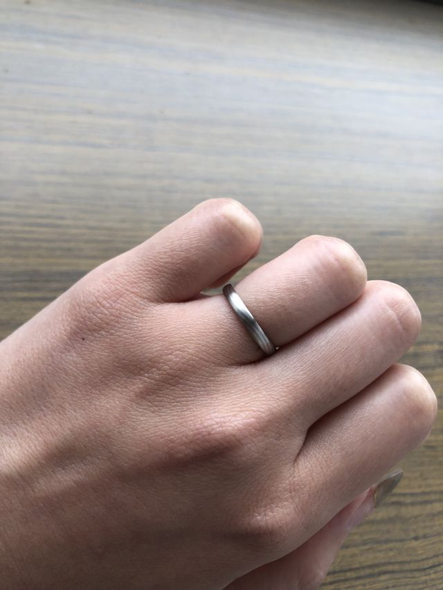 セミマットな質感が手に馴染みます。