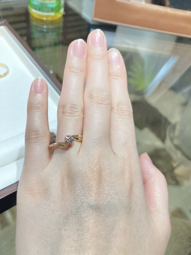 婚約指輪を試着した画像です