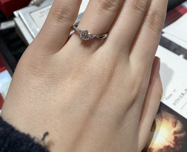 ウェーブの婚約指輪です