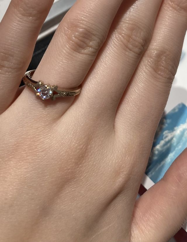 個性的なデザインの婚約指輪