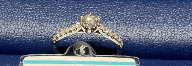 ０.２５カラットです。これと同じものを購入しました。