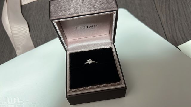 V字の指輪です。