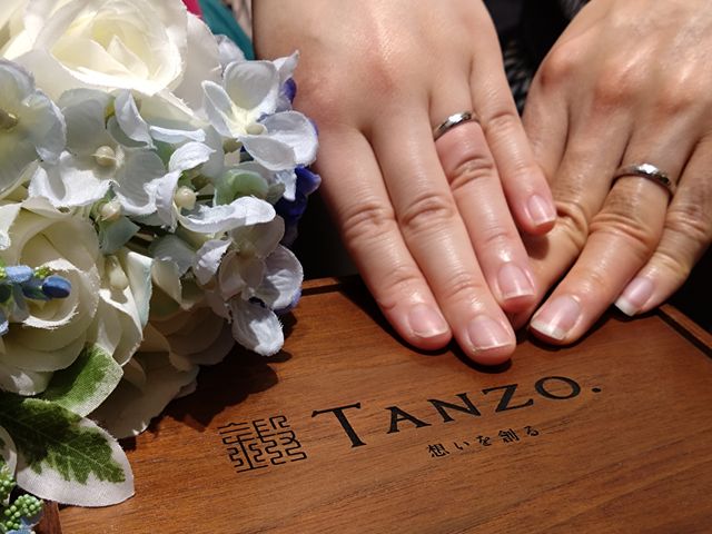 結婚指輪の受け取り時にプランナーさんに撮影して頂きました。