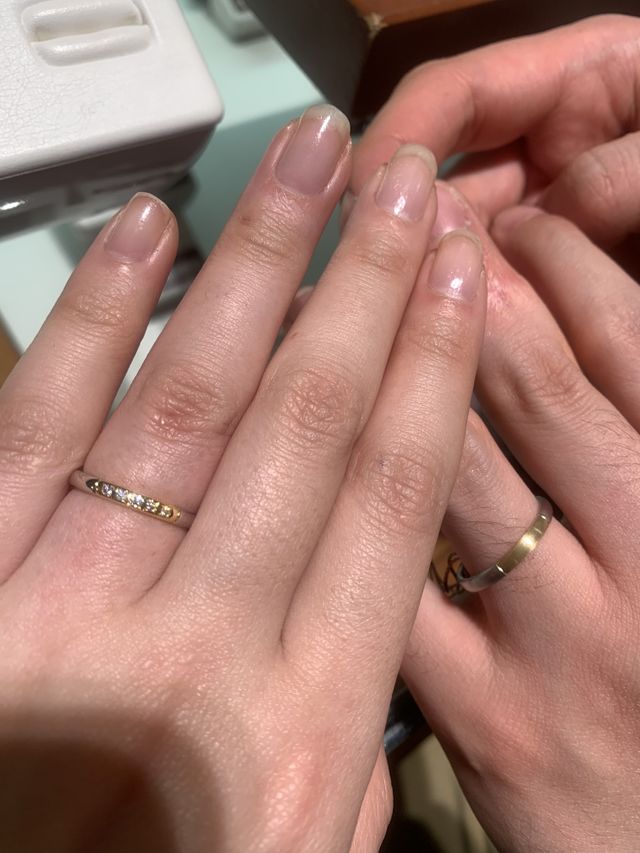 ゴールドにダイヤ5つ、シンプルなデザインです。