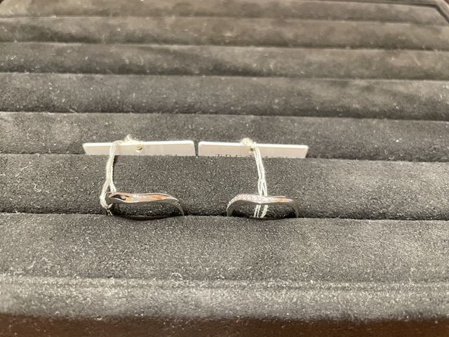 指のカーブにフィットした華やかな商品