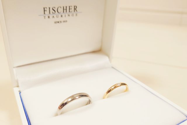 素材は異なりますがペアとして購入しました。