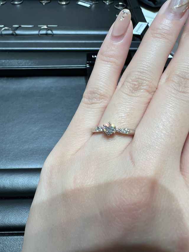 指の水掻きが深いのでストレート、メレダイヤ付きが可愛いです