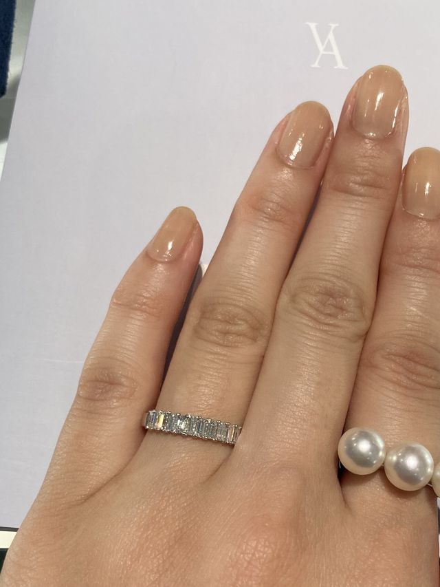 縦バゲットカットのハーフエタニティ