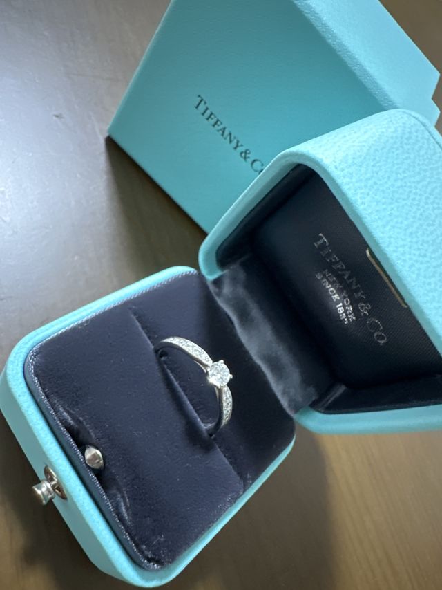 中央に向けて絞ったデザインになっているのが魅力的