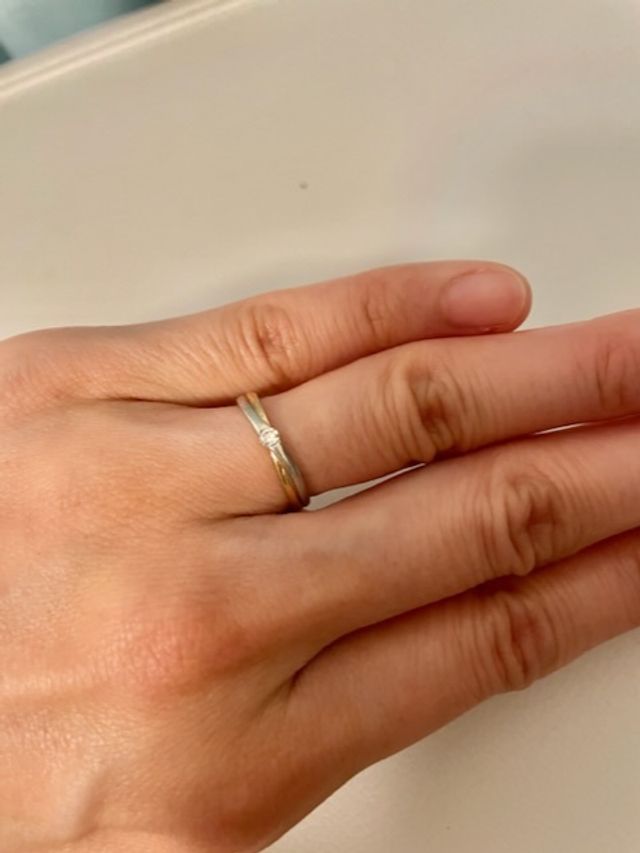 金色も銀色も入っているのでどんな服の時も似合います。