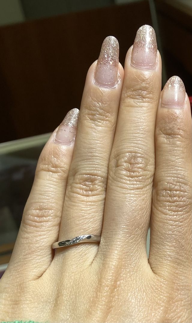 ウェーブで斜めにダイヤが入った指輪になります。