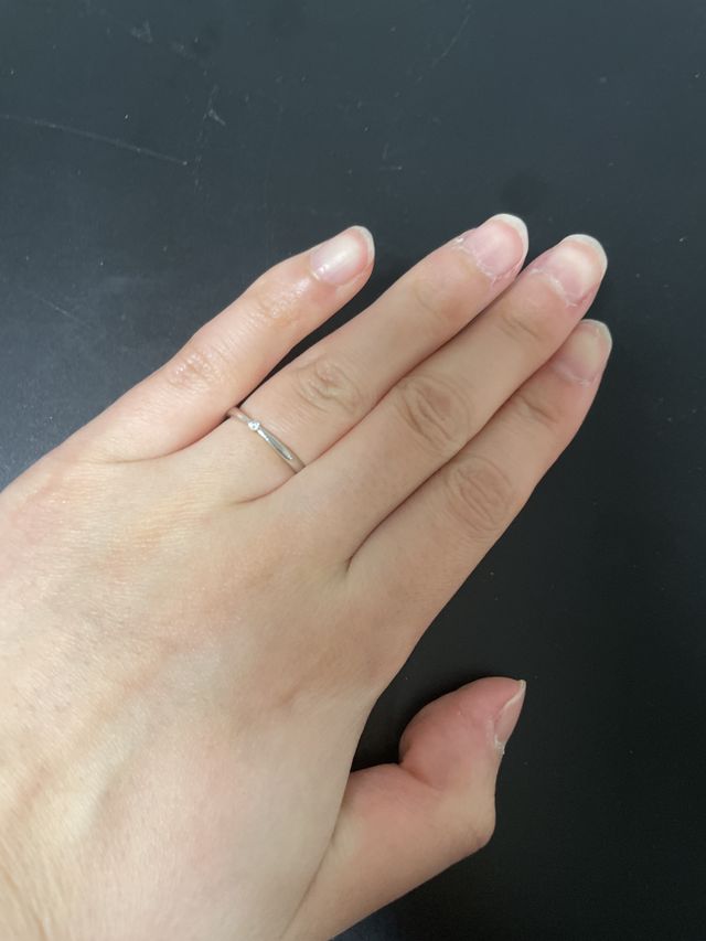 細めのリングで品の良い印象