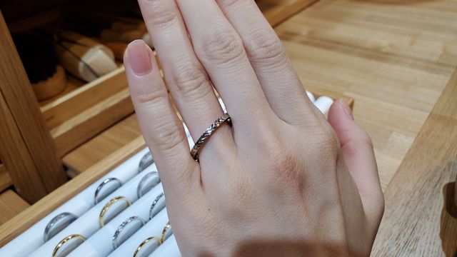 デザインが入ったプラチナの指輪です。