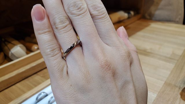 ひねりのデザインの指輪です。