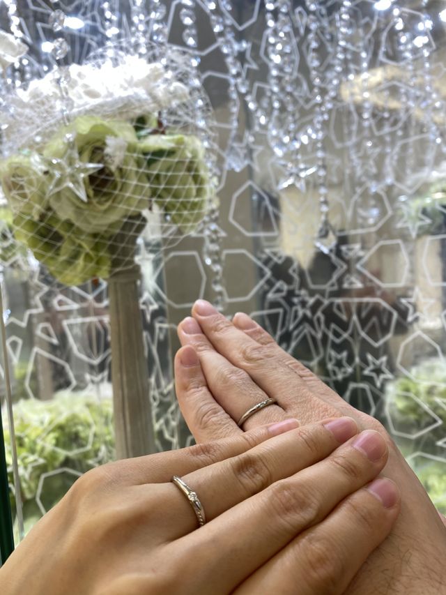 指にはめたときに、馴染みやすいデザインです。