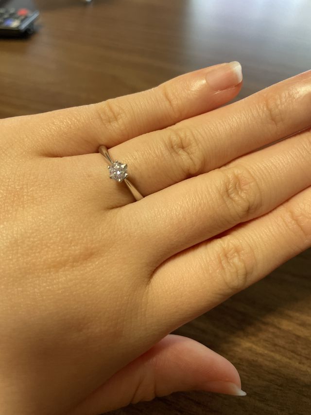 シンプルなデザインの婚約指輪です。