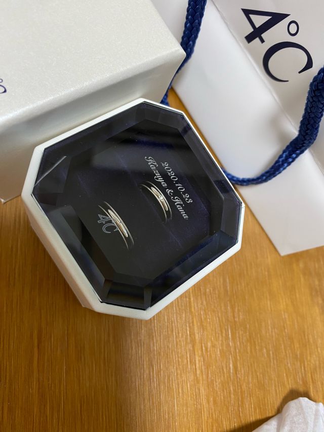 指輪のケースにも刻印ができたので、名前と日付をいれました！