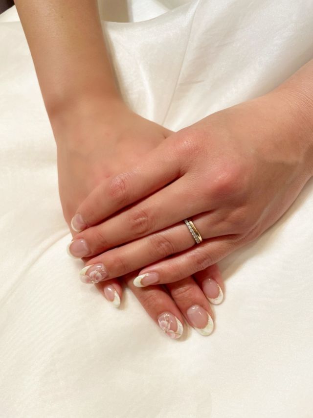 ハーフエタニティで結婚指輪と重ね付けしています。