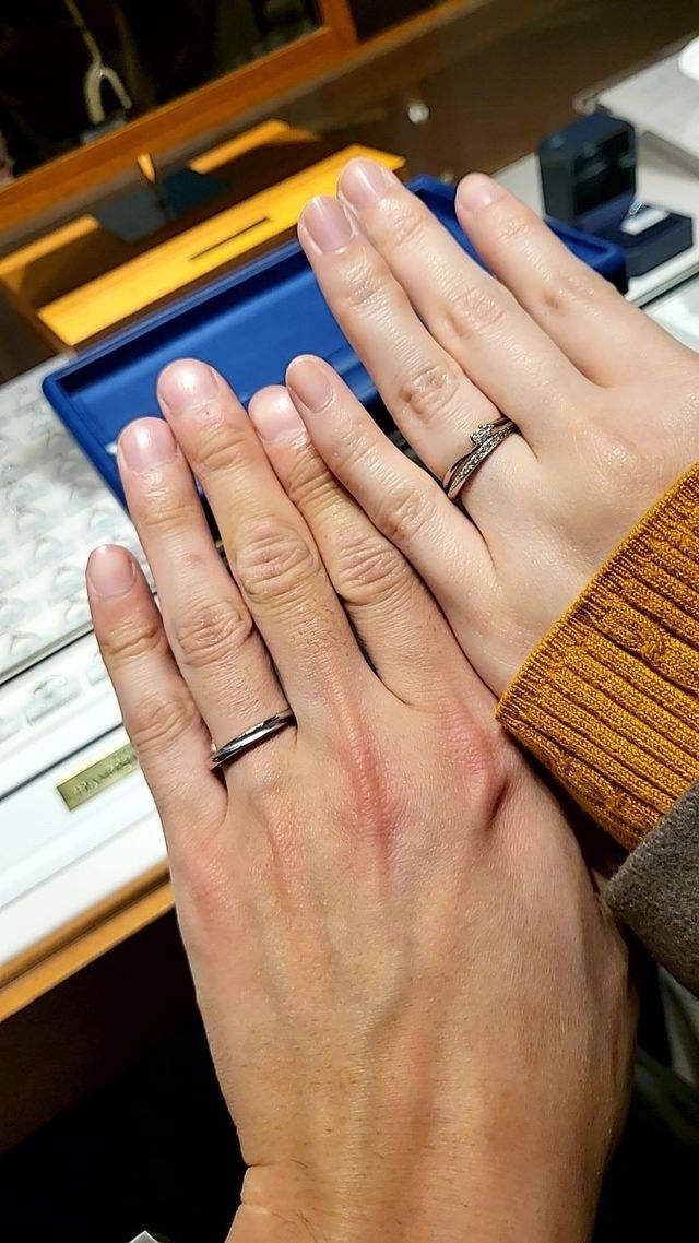 試着している様子ですが、同じ指輪をこの日購入しました。