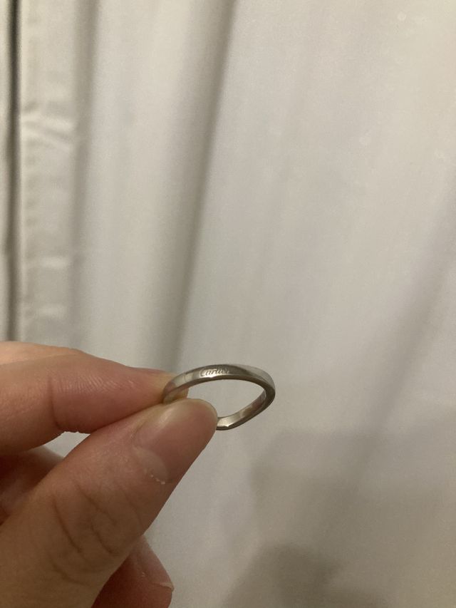 V字の反対側の外側には薄らCartierの刻印が入っています