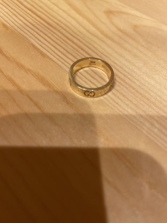 シンプルデザインで着けやすいです。少し厚みはあります。