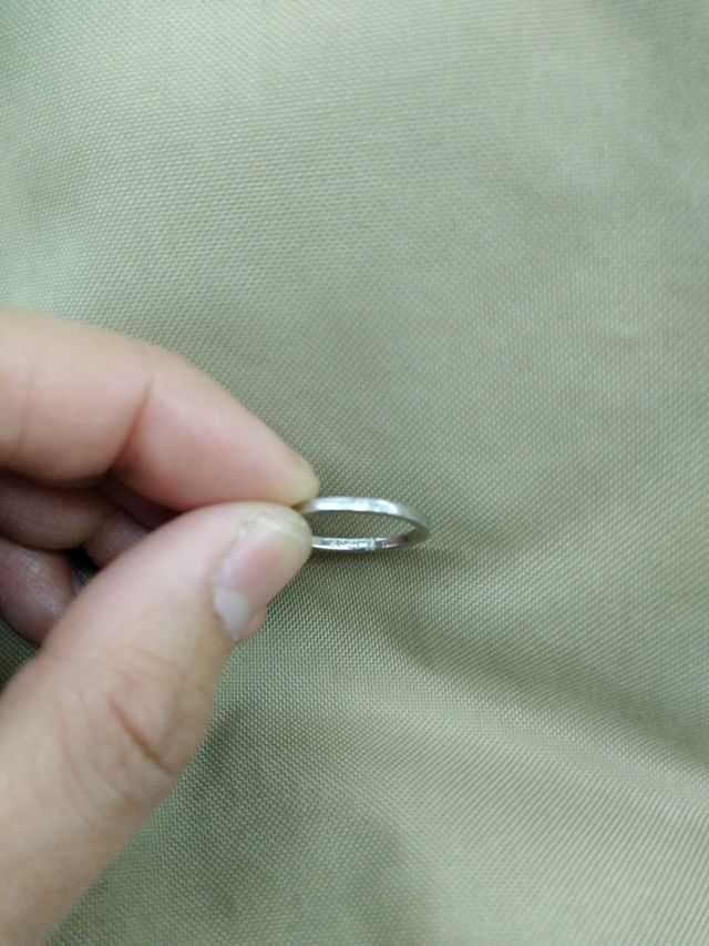 裏にダイヤ、イニシャル、日付をいれています。