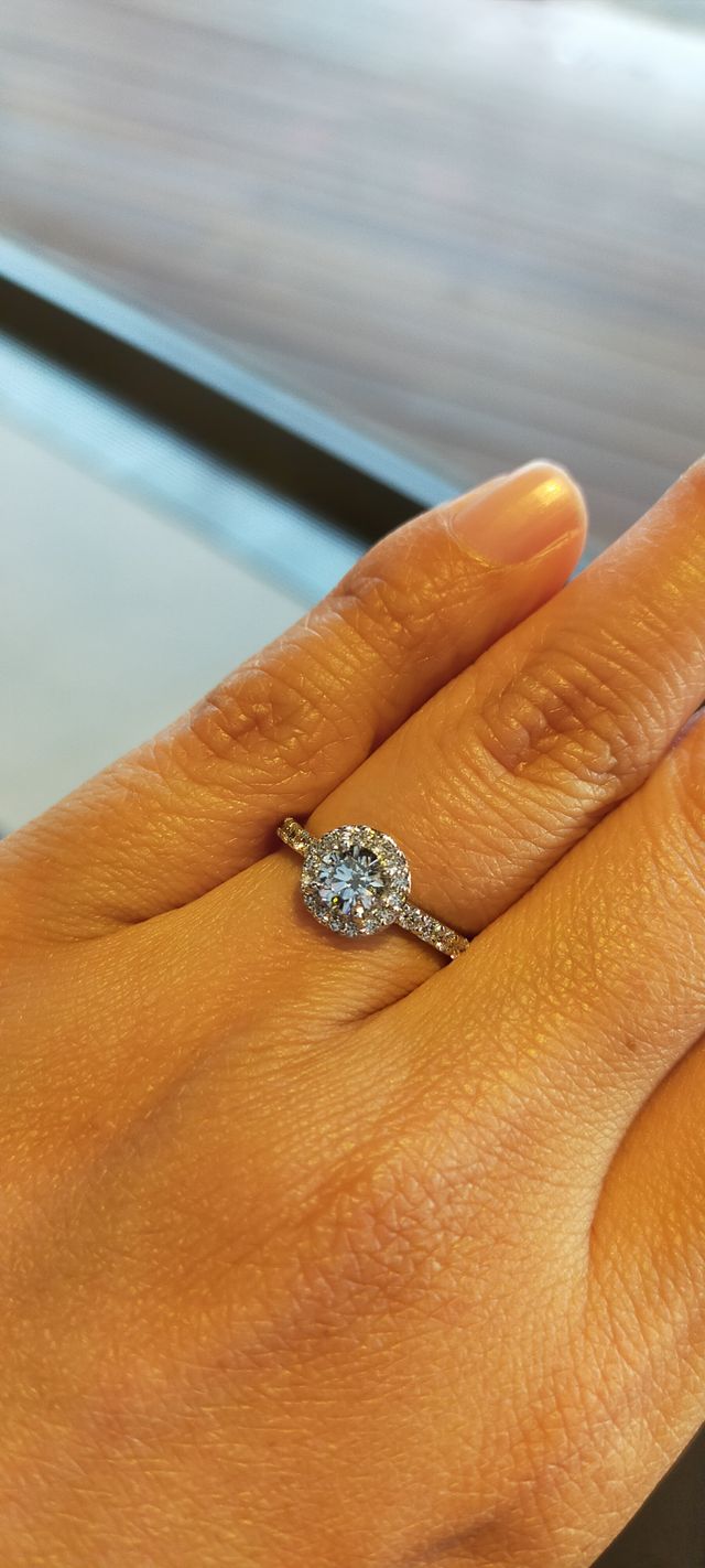 暗い場所ではセンターのダイヤが青く見えます。