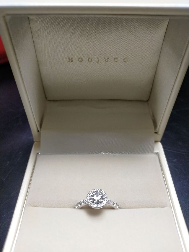 婚約指輪メレダイヤ。