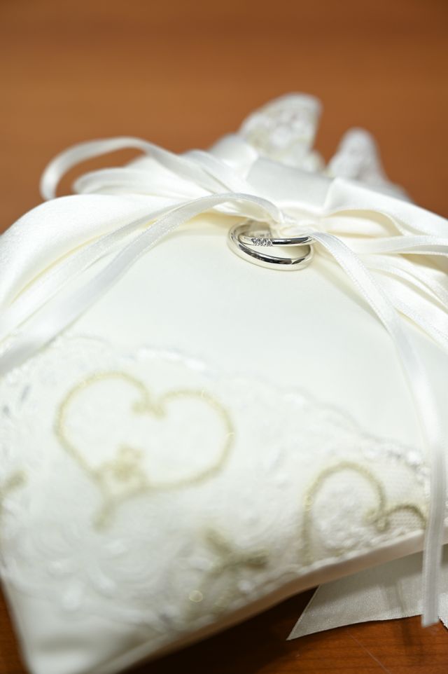 華奢な形ですが3粒のダイヤがとても綺麗で華やかなリングです