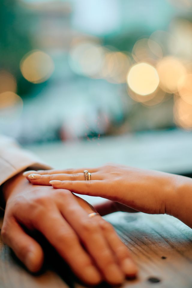 前撮りの写真です。婚約指輪と結婚指輪を重ねづけしています。