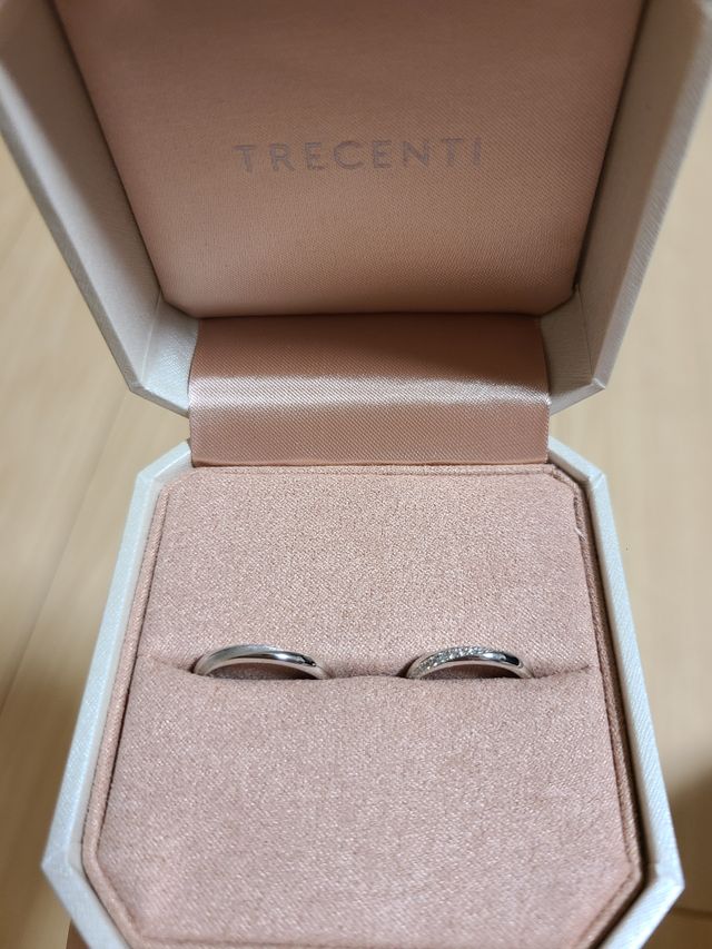 女性用にはダイヤが、男性用にはマット加工でペア感あり