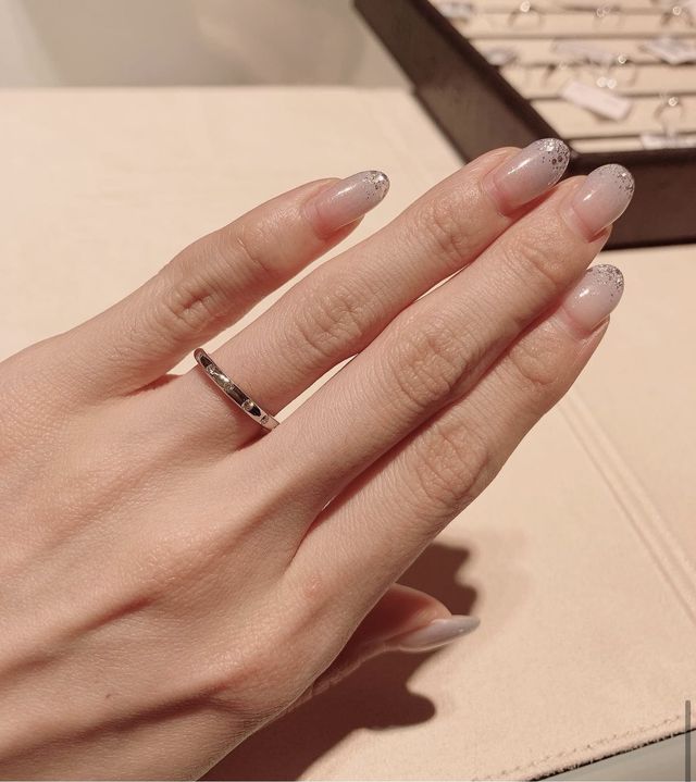 シンプルなダイヤが散りばめられているデザイン。