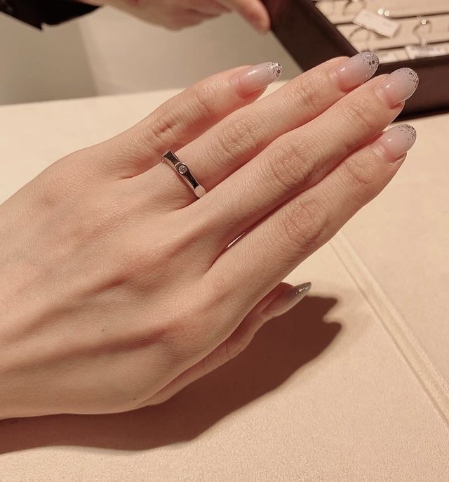 大きなダイヤと角ばったデザイン、インフィニート ・バンド