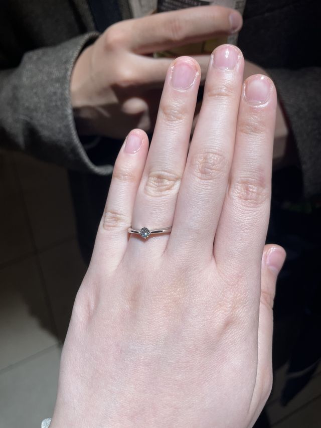 白いスポットライトの下で撮影