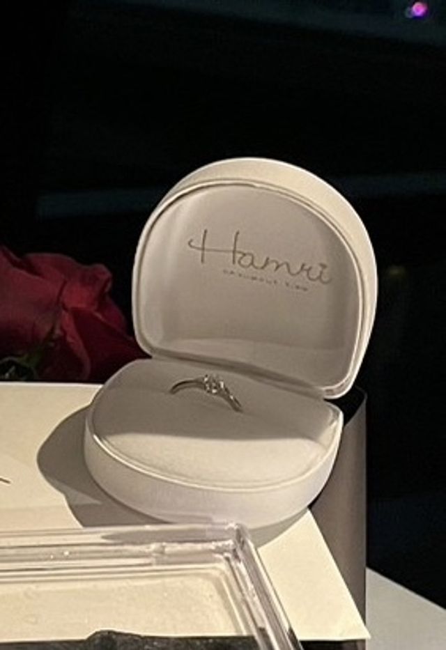 ダイヤと、両隣にピンクパールがついています