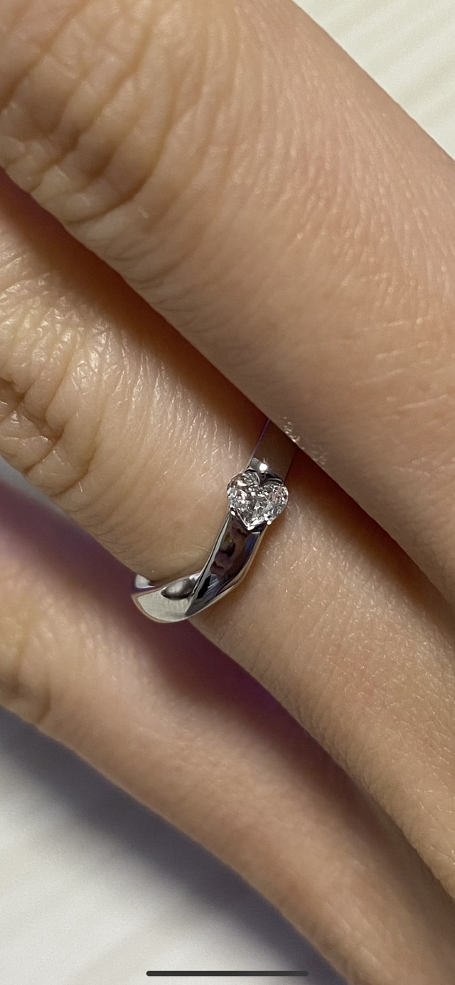 ハートのダイヤが横向きについています。