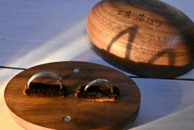 木彫りのケースも可愛いです。