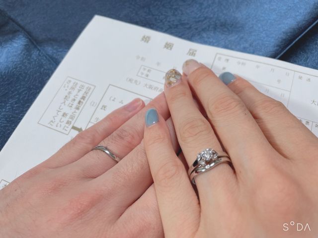 入籍時に婚約指輪と結婚指輪をつけて自分たちで撮影しました