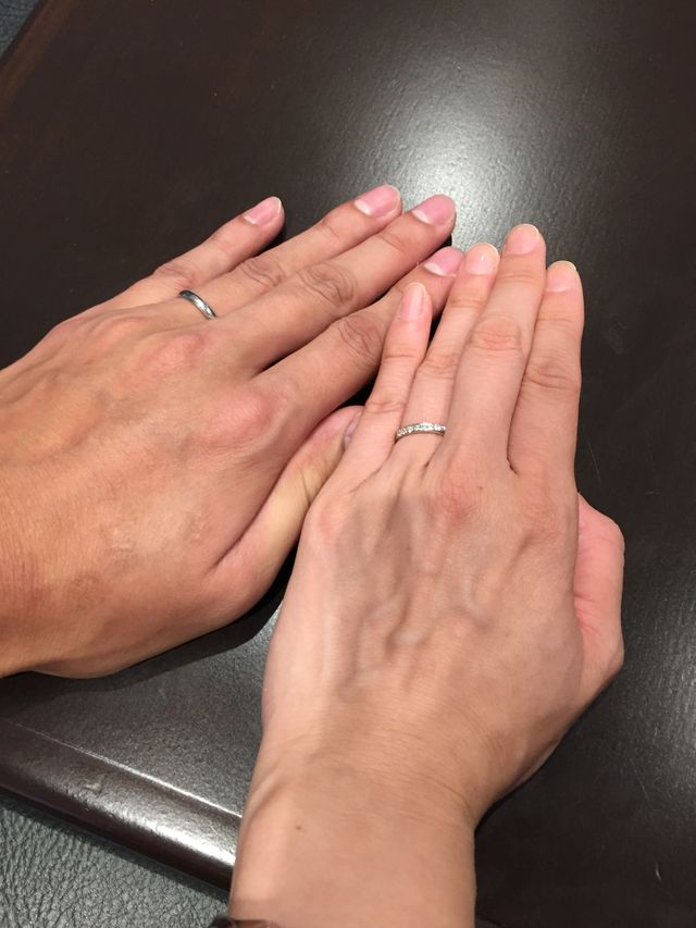 シンプルなストレートとダイヤがいくつかあしらわれたリング