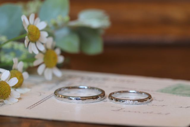 表面の柄も入れてもらって女性側にはダイヤを付けました。