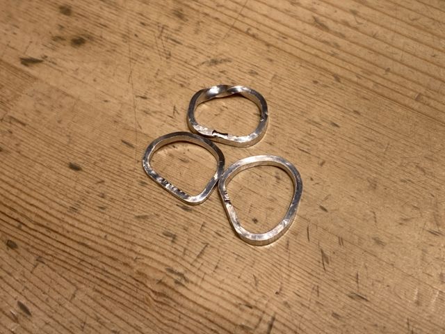 バーナーを当てて、一本の棒を丸にしたところです